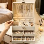 Boîte à bijoux en cuir avec compartiments intérieurs