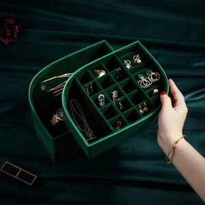Boîte à bijoux avec compartiments pratiques