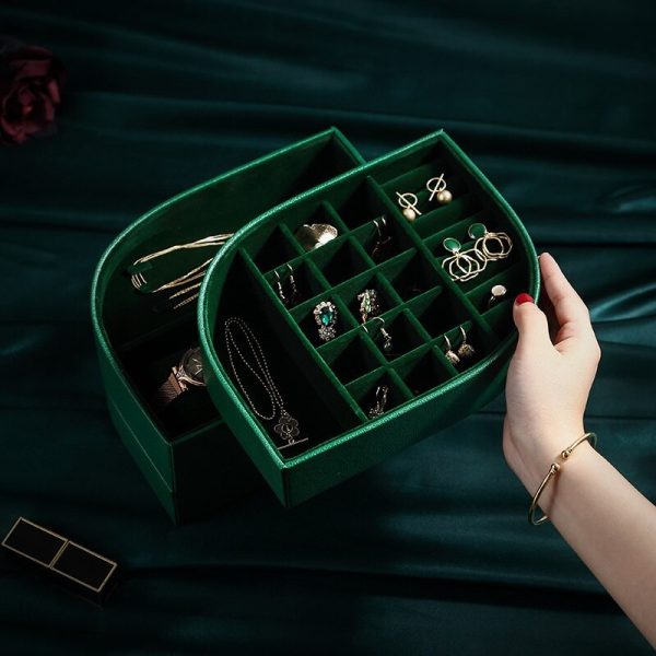 Boîte à bijoux avec compartiments pratiques