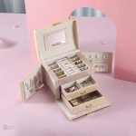 Boîte à bijoux avec compartiments pour une meilleure organisation