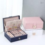 Boîte à bijoux fonctionnelle avec compartiments pratiques