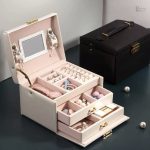 Rangement compact pour bijoux avec miroir intégré