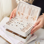 Solution de rangement pour accessoires de mode en voyage