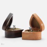 Écrin en bois en forme de cœur pour bague