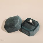 Écrin minimaliste pour une bague précieuse