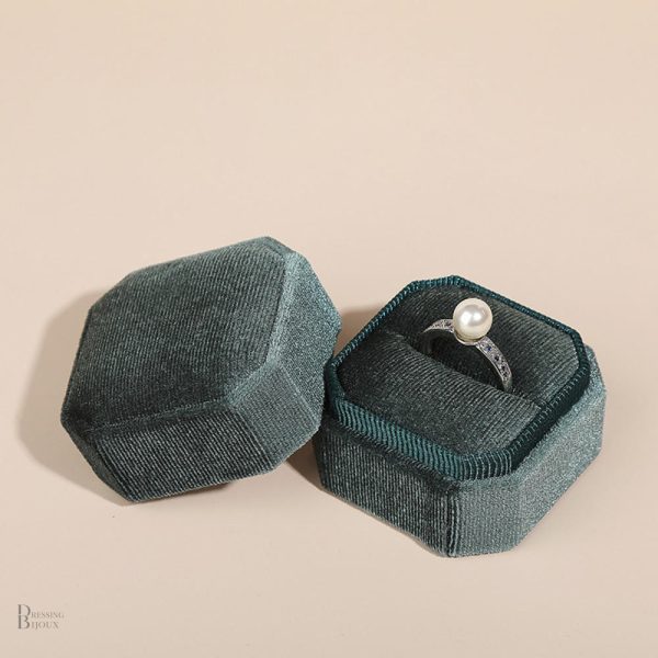 Écrin minimaliste pour une bague précieuse