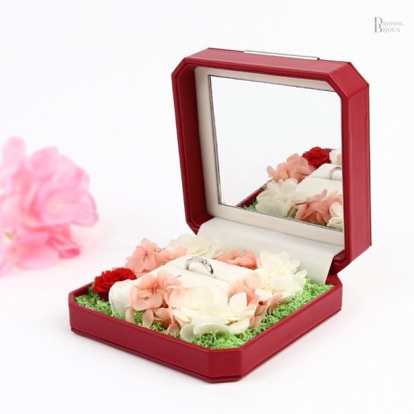 Boîte à bijou rose pour bague de fiançailles